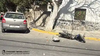 Impactante choque en avenida Italia: dos jóvenes en moto terminaron en el hospital