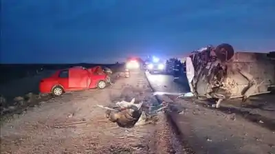 Tragedia en Córdoba: chocaron un micro con nenas de un equipo de fútbol y un auto; hay dos muertos