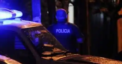 Los agarraron con las manos en la señalética: intentaron robar un cartel de colectivo y un vecino los delató
