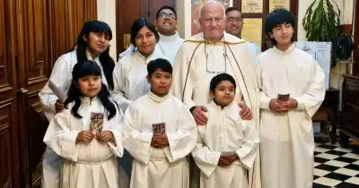 La postal que nadie esperaba en el Tedeum: monaguillas junto a Bernacki en la Catedral de Salta