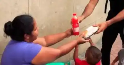 El emotivo gesto de un salteño que regala comida caliente en pleno invierno