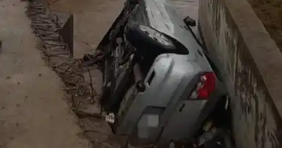 Se olvidó el freno de mano y su auto terminó dentro de un canal: el alcoholímetro lo delató