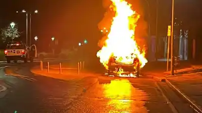Misterioso incendio en plena avenida: un auto quedó destruido en segundos