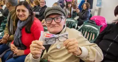 El insólito final de los lentes secuestrados en una estafa: ahora son de los abuelos de Rosario