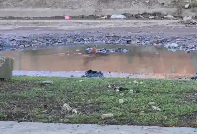 El drama de los vecinos de Ampliación Congreso: una pérdida de agua que ya lleva meses y nadie soluciona