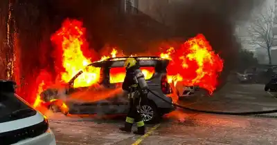 El susto en una cochera del centro: un auto con GNC se incendió y los vecinos temieron lo peor