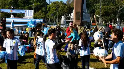 Palermo se tiñe de celeste: el Fan Fest ultima detalles para el partido decisivo ante Suiza