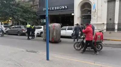 Un auto volcó en el centro de San Miguel de Tucumán y los ocupantes salieron por sus propios medios