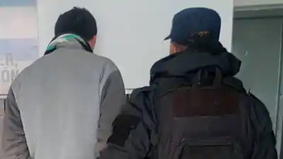 Lo acusaron de robar una varilla de hierro y lo atraparon cuando escapaba