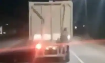 El riesgo extremo de viajar colgado de un camión: lo que revela un video viral en Tucumán