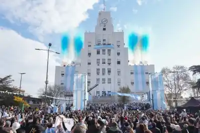 Miles de vecinos coparon la Plaza Grigera: el emotivo banderazo patrio que unió a Lomas