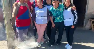 Vecinos de Villa San Antonio arrancan una olla solidaria todos los sábados y piden ayuda