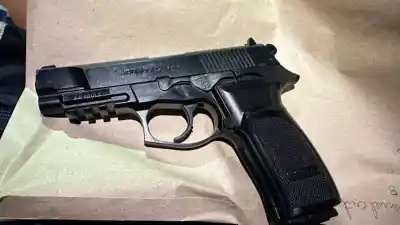 Amenazó a una cuidacoches con una pistola en el Parque Aguirre y terminó detenido