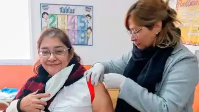 Docentes y personal de una escuela de La Banda recibieron una visita sanitaria clave