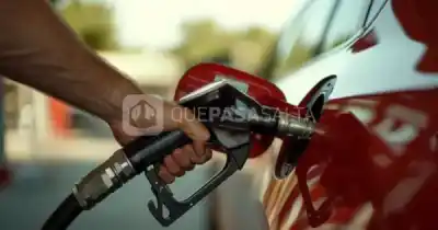 El impacto en el bolsillo: hasta un 35% del precio de la nafta son impuestos y buscan reducirlos