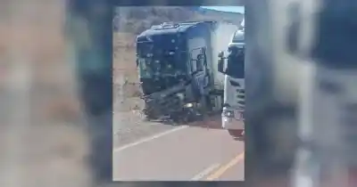Impactante maniobra en la Ruta 7: camión intentó cruzar doble línea amarilla y chocó de frente