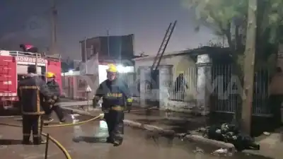 Una chispa bastó: mujer de 75 años perdió su casa al intentar calefaccionarse con brasas en Añatuya
