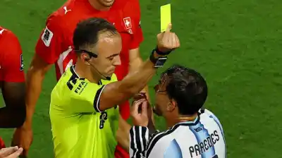 La jugada que cambió el partido: anularon la amarilla a Paredes y expulsaron a Embolo