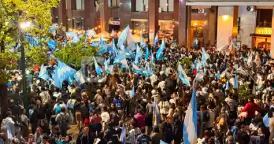 ¿Se van a dormir? La Plaza 9 de Julio explota de alegría tras el triunfo de Argentina