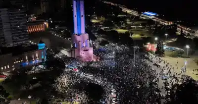 La noche que Rosario volvió a vibrar: el Monumento a la Bandera explotó de alegría tras el triunfo argentino