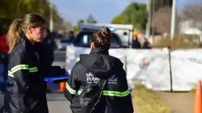 Chocaron contra un poste en Córdoba y murieron: la moto desapareció de la escena