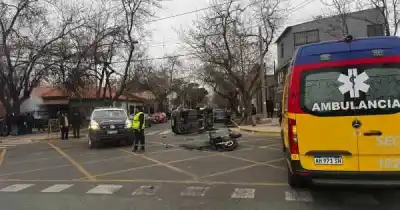 Impacto violento en Guaymallén: una camioneta volcó y dos jóvenes están graves