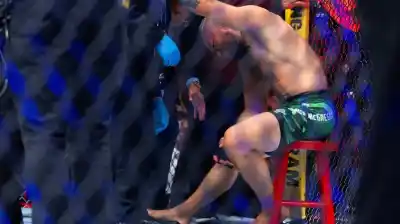 El regreso soñado de Conor McGregor terminó en un bochorno: se lesionó y pidió parar la pelea