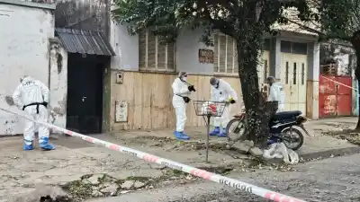 Chocó contra un árbol, pero el hallazgo en el hospital cambió todo: investigan un homicidio en La Ciudadela