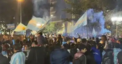 El insomnio mundialista: hasta qué hora vibró Jujuy en la Plaza Belgrano