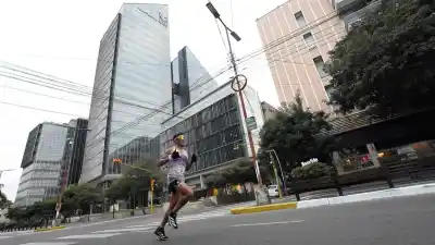 Abrazos, aplausos y emoción: así se vivió la maratón que paralizó la Costanera