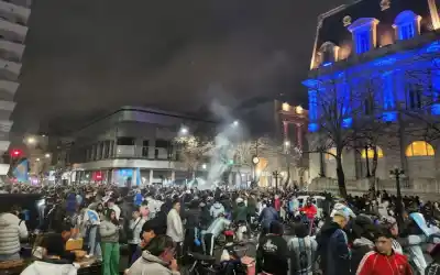 De Pehuajó a La Plata: la locura bonaerense por el pase de Argentina que dejó una quinceañera en pogo