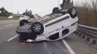 Un auto volcó en la General Paz tras un fuerte choque: dos heridos y un dato alarmante