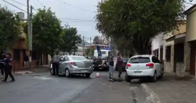 Festejó la clasificación de Argentina, chocó contra un auto estacionado y volcó en el macrocentro salteño