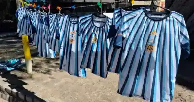 Desvalijaron un puesto en la Feria Artesanal: se llevaron 45 camisetas de la Selección y más