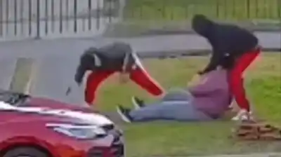 Cámaras captaron el salvaje instante en que dos ladrones arrastraron a una mujer por el asfalto para robarle el auto en Quilmes