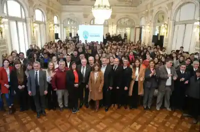 Un Hito para la Docencia Tucumana: Jaldo Firma Leyes Clave para la Estabilidad Laboral y Digital
