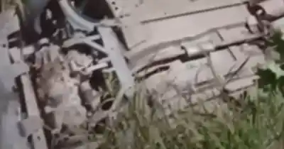 Un auto terminó dentro de un canal en Tartagal: el dramático rescate de dos personas