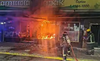 El fuego arrasó una farmacia del centro de Adrogué y nadie puede creer lo que pasó