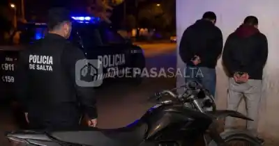 Circulaba con una rueda pinchada y le robaron la moto: dos detenidos en Villa San Antonio