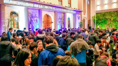 Cambiatón Mundialista: la fiebre del álbum que une a coleccionistas en la explanada municipal