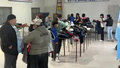 El Roperito que abrigó a todo un barrio: la iniciativa solidaria que superó todas las marcas