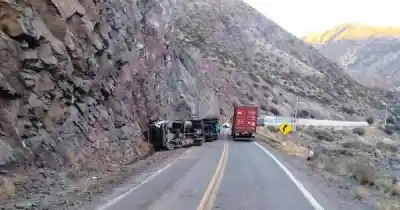 Se despistó un camión en Alta Montaña y el tránsito está complicado: cómo pasar