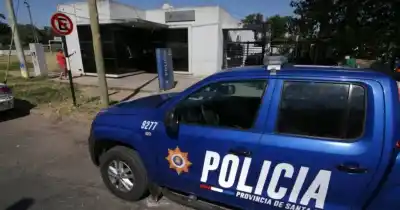 Golpeó a un policía con un palo de escoba y escapó de la comisaría: buscan a este peligroso preso