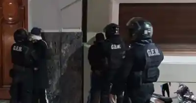 Persecución al robo vivo: dos motochorros cayeron tras manotear una cartera en plena noche jujeña