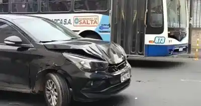 Auto contra colectivo en pleno centro: lo que se sabe del violento impacto