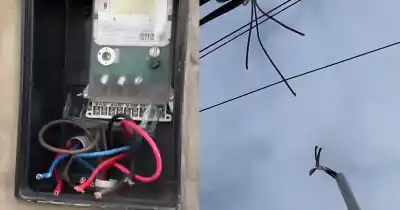 Entraron a robar en pleno invierno: destrozos y cables cortados en una escuela de barrio Azcuénaga
