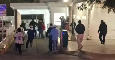 Destrozaron una moto a piedrazos y desataron una batalla campal en la guardia del San Bernardo