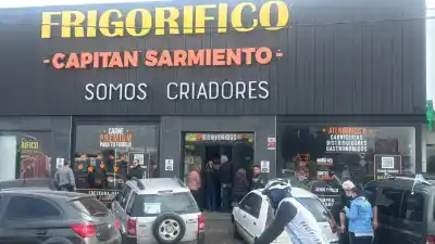 El intendente de Ituzaingó recorrió un frigorífico que vende todos los cortes a $12.500 y dejó un contundente mensaje