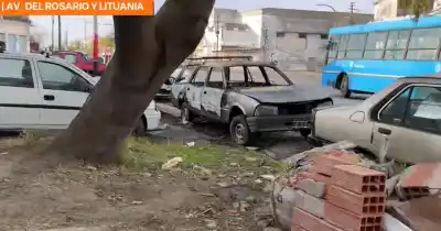 En la madrugada, dos encapuchados rociaron y quemaron tres autos en el sur de Rosario