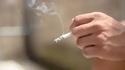 ¿Fumar al aire libre en Buenos Aires? Un proyecto busca prohibirlo en plazas y multar a quienes tiren colillas